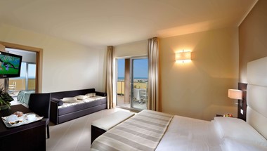 bibione mapa satelitarna Hotel Excelsior: Superior Room direct sea view (Bibione, Italia 